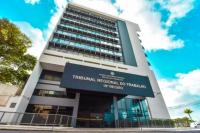 O Tribunal Regional do Trabalho da 19ª Região (TRT/AL) manterá regime de plantão na 1ª e 2ª instâncias desta sexta-feira dia (30.10), quando não haverá expediente devido à transferência do Dia do Servidor Público, até a próxima segunda-feira (02.11), durante o feriado do Dia de Finados.