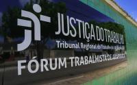 O Fórum Trabalhista de Arapiraca ficará sem energia elétrica nesta quarta-feira (27.01), das 9h30 às 15h30. A suspensão do fornecimento é um desligamento programado pela Equatorial Energia – AL, e decorre em virtude de realização de serviços de manutenção na rede elétrica. A falta de energia não afetará o atendimento e audiências na 1ª e 2ª Varas do Trabalho de Arapiraca, que estão sendo realizados remotamente, em virtude da pandemia da Covid-19.
