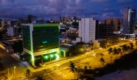 prédio do TRT-AL iluminado com a cor verde