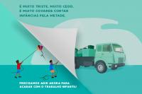 Banner da campanha "Precisamos Agir Agora para Acabar com o Trabalho Infantil!", com imagens sobrepostas de crianças soltando pipa e caminhão de carga e os dizeres "É muito triste, muito cedo e muito covarde cortar infâncias pela metade/'