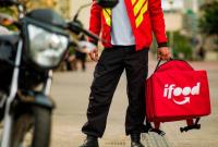 Motoqueiro com bolsa do ifood