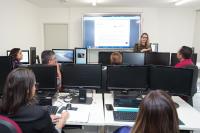 Servidora Maristela Casado  ministrando curso no Laboratório de Informática da Ejud