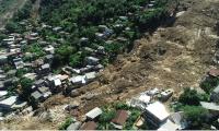 Imagem de casas soterradas após chuvas em Petrólopis RJ