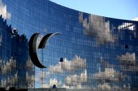 Fachada de vidro do edifício-sede do TST e do CSJT refletindo as nuvens