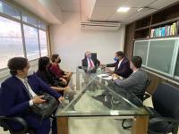 Mesa de vidro com o presidnete do TRT-19, desembargador Marcelo Vieira, no centro e três advogados de um lado e outros dois advogados do outro. Todos prestam atenção à fala de um deles