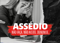 Foto em preto e branco de mulher com mão no rosto e frase em branco e vermelho escrito assédio: não faça. não aceite. denuncie