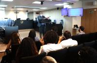 Desembargador João Leite de Arruda Alencar no púlpito proferindo palestra para os estudantes