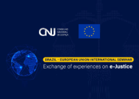 Foto do Seminário internacional do CNJ, em cor azul e fita fina amarela ao centro