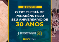 BANNER DAS COMEMORAÇÕES DOS 30 ANOS DO TRT DE ALAGOAS, COM FOTOS ANTIGAS DE UM PROCESSO E DE UMA PASSEATA DE PROTESTO CONTRA OS ATAQUES À JUSTIÇA DO TRABALHO