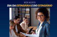 Mulher jovem de óculos, cabelos castanhos encaracolados sorrindo e com papéis na mão