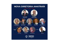 Fundo azul com frase em letras brancas escrito Nova Diretoria Amatra19 com fotos dos 11 membros da diretoria