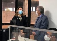 JUÍZA BIANCA CALAÇA DE TOGA PRETA, À ESQUERDA, E DESEMBARGADOR MARCELO VIEIRA, DE TERNO CINZA, À DIREITA, EM PÉ, EM AUDIÊNCIA REALIZADA NA PRIMEIRA VT DE MACEIÓ