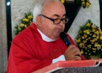 Padre Manoel Henrique usando batina vermelha