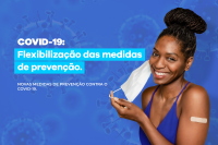 Mulher ngra de cabelo preso tirando a máscara