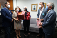 ENTREGA DE LENÇOS AO HU