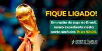 FOTO QUE ILUSTRA DUAS MÃOS SEGURANDO UM TROFÉU DOURADO EM FORMA CILÍNDRICA