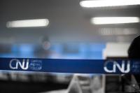 Imagem contendo a sigla do CNJ em uma tarja azul horizontal com um fundo azul claro e ums cor cinzenta 