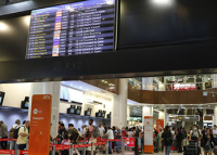 IMAGEM DE UM SAGUÃO DE AEROPORTO LOTADO