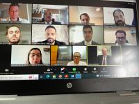 várias pessoas em audiência telepresencial