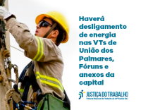 Foto de um eletricista pendurado em um poste, de capacete amarelo e roupa cáqui com listras amarelas na manga e na barriga
