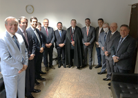 Desembargador Washington Luiz, ao centro, à sua esquerda, o governador de Alagoas, Paulo Dantas e o presidente do TRT de Alagoas, desembargador Marcelo Vieira; à esquerda, o senador Renan Calheiros e várias outras autoridades
