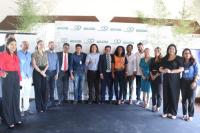 Homens e mulheres reunidos para fotos da sonelindade de 1ª turma de jovens aprendizes no sistema Socioeducativo de Alagoas