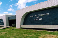 Fachada azul e branca com gramado da sede da Vara do Trabalho de Atalaia