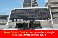 Fachada de vidro do prédio das Varas do Trabalho de Maceió, na cor cinza clara, com inscrições em letras brancas e brasão da República verde.