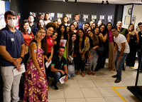 Grupo de homes e mulheres posando para fotos.
