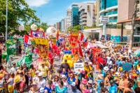 Multidão fantasiada pulando carnaval