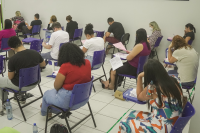 Fotos de candidatos em sala de aula fazendo prova do concurso público
