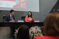 Homem de terno escuro ao lado de mulher com blazer coral, na mesa de abertura do seminário Protocolo para Julgamento com Perspectiva de Gênero: Teoria e Prática.  Foto: Gustavo Lima/STJ