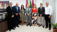 Presidente do TRT-19, Marcelo Vieira, ao centro de paletó cinza e gravata cinza escura; ao lado direito os servidores Alba Valéria, João Luiz e Aílton Patriota; ao seu lado esquerdo, os servidores Messias Feitoza, Raul Júnior e Isabella Omena