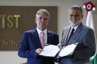  Ministro Lelio Bentes Corrêa (direita) e o procurador-geral do Trabalho, José de Lima Ramos Pereira (esquerda) com o acordo assinado. (Foto: Bárbara Cabral - Secom/TST)  Ministro Lelio Bentes Corrêa (direita) e o procurador-geral do Trabalho, José de Lima Ramos Pereira (esquerda) com o acordo assinado. (Foto: Bárbara Cabral - Secom/TST)