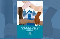 Capa livro azul e branca retratando várias pessoas em audiência. Há ainda várias mãos de pessoas com etnias diversas 