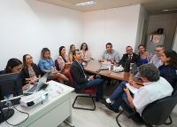 Foto com a imagem de 13 servidores presentes à reunião