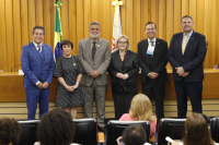 Integrantes da mesa de abertura posando para foto. (Foto: Fellipe Sampaio - Secom/TST)  Integrantes da mesa de abertura posando para foto. (Foto: Fellipe Sampaio - Secom/TST)
