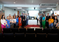 Foto de servidores, magistrados e advogados presentes ao ato ecumênico, posicionados no centro do Tribunal Pleno