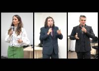 À esquerda, a juíza  Lorena de Mello Rezende, de saia longa verde e blusa branca; ao centro, o juiz José Carlos Vilanova Oliveira, de terno escuro e, à direita, o psicólogo Manoel Vieira de Carvalho, também de terno escuro.