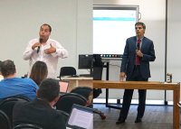 À esquerda, imagem de homem vestindo camisa branca e segurando um microfone. À direita, homem vestindo blazer azul e gravata vermelha, segurando um microfone.