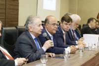 Desembargador Marcelo Vieira fala ao centro da mesa com o microfone na mão direita