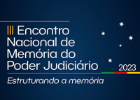 Card azul escuro com letras na cor branca. Há também uma linhas nas cores azul, vermelha e amarela. 