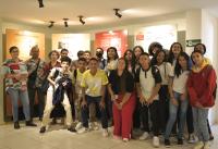 Grupo de estudantes posando para uma foto no Memorial Pontes de Miranda.