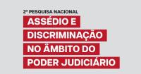 Imagem de fundo cinza claro com tarjas vermelhas com letras brancas. Há ainda letras de tamanho menor com letras pretas.