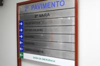 Placa com letreiro: 2º pavimento e 2ª Vara.