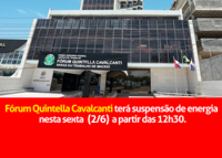Prédio branco com fachada de vidro. Há ainda inscrições em superfície preta com letras brancas.