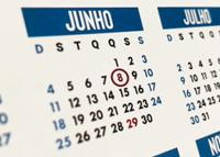 Calendário nas cores azul, branco, preto e vermelho