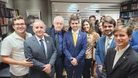 Foto com vários homens e mulheres em pé. 