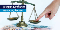 FOTO DE UMA BALANÇA COM A MÃO DE UMA PESSOA COM O DEDO INDICADOR NA BACIA DIREITA E, NA BACIA ESQUERDA, AS PALAVRAS PRECATÓRIIO E RESOLUÇÃO 294 ESCRITAS EM COR BRANCA SOBRE OS FUNDOS AZUIS ESCURO E CLARO