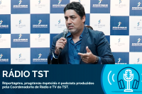 FOTO DO JUIZ CLÁUDIO MÁRCIO COM CAMISA AZUL E BLAZER AZUL MARINHO; AO FUNDO O BACKDROP DO TRT DE ALGOAS COM O NOME JUSTIÇA DO TRABALHO E TRIBUNAL REGIONAL DO TRABALHO DE ALAGOAS